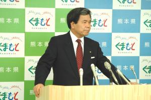 記者からの質問に答える蒲島知事の写真