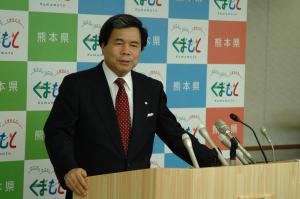 記者からの質問に答える蒲島知事の写真
