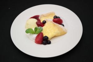 苺とブルーベリーのクレープ画像
