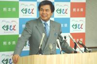 コメントする蒲島知事の写真