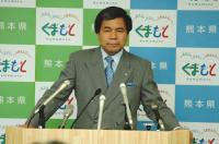 コメントする蒲島知事の写真