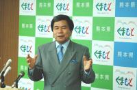 記者からの質問に答える蒲島知事の写真