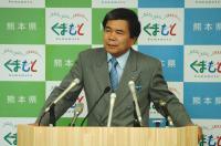 記者からの質問に答える蒲島知事の写真