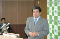 記者からの質問に答える蒲島知事の写真