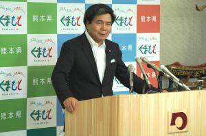 コメントする蒲島知事の写真