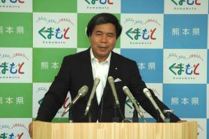 コメントする蒲島知事の写真