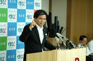 記者からの質問に答える蒲島知事の写真