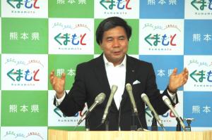 記者からの質問に答える蒲島知事の写真