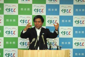 記者からの質問に答える蒲島知事の写真