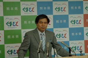 コメントする蒲島知事の写真
