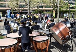 交通安全運動出発式での音楽隊演奏の写真