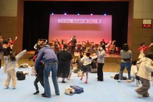 こどぶん音楽まつりでの音楽隊演奏の写真