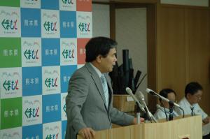 記者からの質問に答える蒲島知事の写真