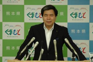 コメントする蒲島知事の写真