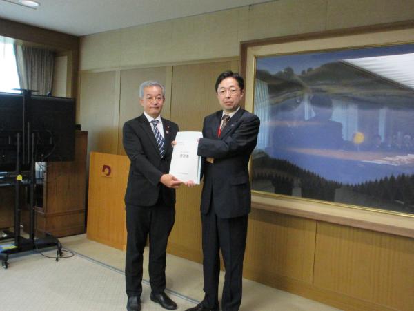 熊本県町村議会議長会上田会長と木村知事が要望書を手交している様子