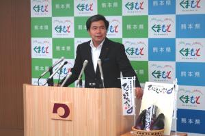 コメントする蒲島知事の写真