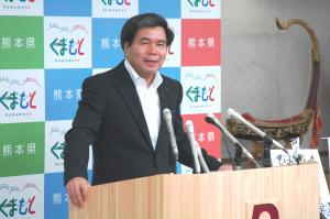 記者からの質問に答える蒲島知事の写真