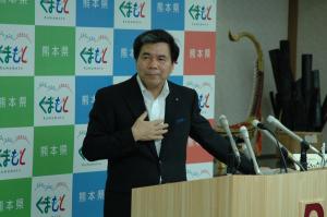 記者からの質問に答える蒲島知事の写真