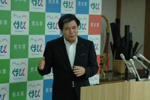 記者からの質問に答える蒲島知事の写真