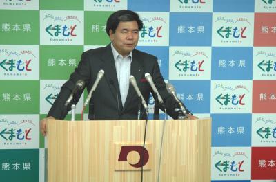 コメントする蒲島知事の写真
