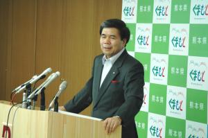 コメントする蒲島知事の写真