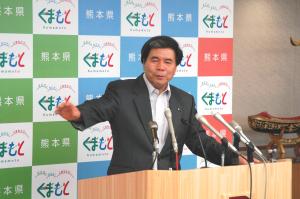 記者からの質問に答える蒲島知事の写真