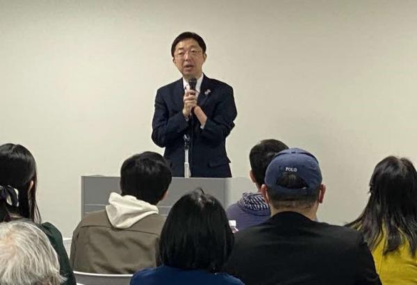トークショーで話をする知事