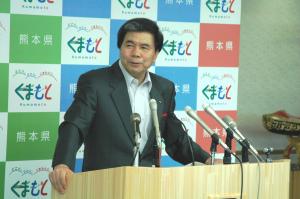 記者からの質問に答える蒲島知事の写真