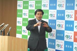 記者からの質問に答える蒲島知事の写真
