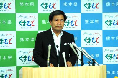 コメントする蒲島知事の写真
