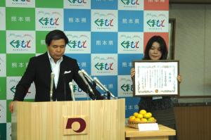 コメントする蒲島知事の写真