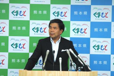 記者からの質問に答える蒲島知事の写真