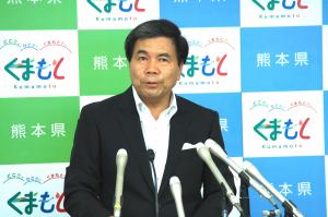 記者からの質問に答える蒲島知事の写真