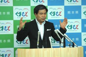 記者からの質問に答える蒲島知事の写真