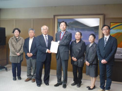 要望書を受け取る知事
