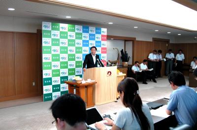 記者からの質問に答える蒲島知事の写真