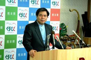 コメントする蒲島知事の写真