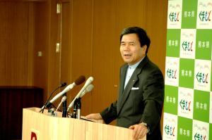 コメントする蒲島知事の写真
