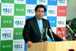 記者からの質問に答える蒲島知事の写真