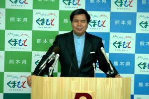 記者からの質問に答える蒲島知事の写真