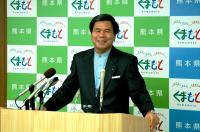 記者からの質問に答える蒲島知事の写真