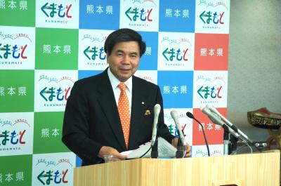 コメントする蒲島知事の写真