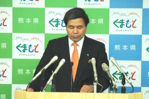 コメントする蒲島知事の写真