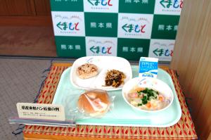 米粉パンの学校給食の写真