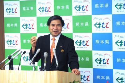 米粉パンを試食する蒲島知事の写真