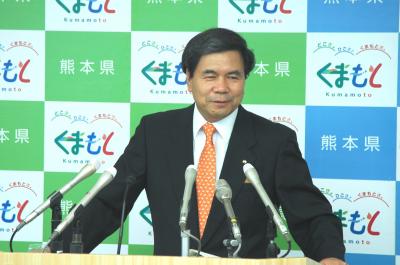 記者からの質問に答える蒲島知事の写真