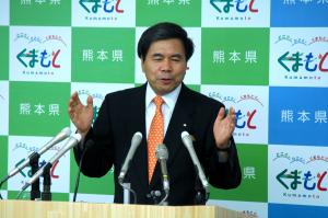 記者からの質問に答える蒲島知事の写真