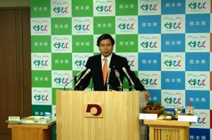記者からの質問に答える蒲島知事の写真