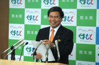 記者からの質問に答える蒲島知事の写真