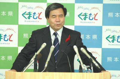 コメントする蒲島知事の写真